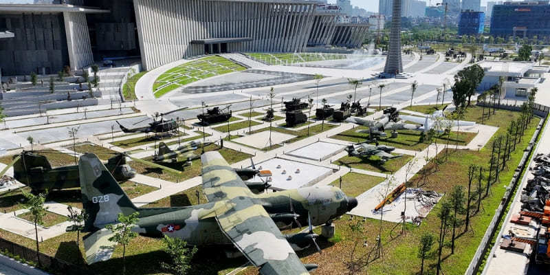 Los tipos de artillería y vehículos militares utilizados por las fuerzas estadounidenses y francesas.