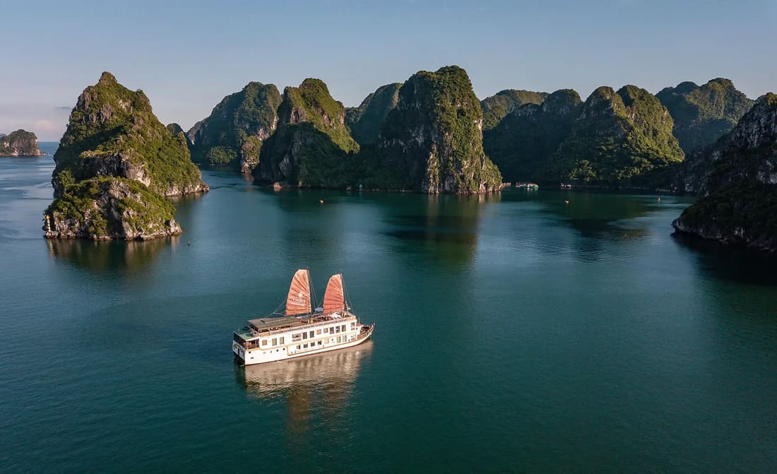 donde viajar en agosto bahia de halong