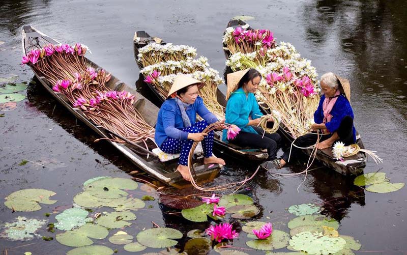 vinh long - gente en barcas