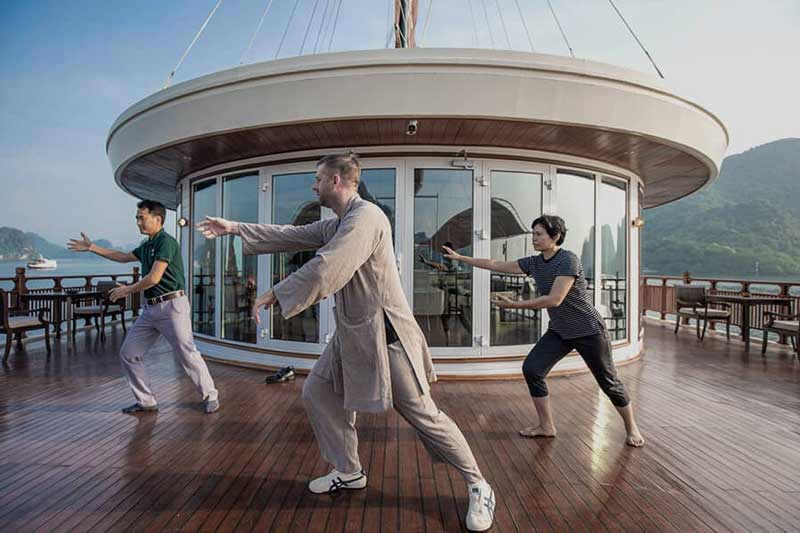 retiros de bienestar vietnam crucero bahia de halong