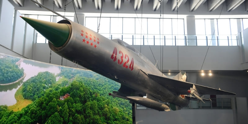 El legendario avión MiG-21, designado 4324, conocido como la Golondrina de Plata