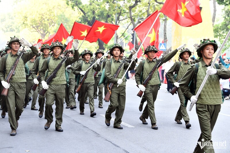 Desde temprano en la mañana, miles de personas acudieron al lago Hoan Kiem para ver el desfile
