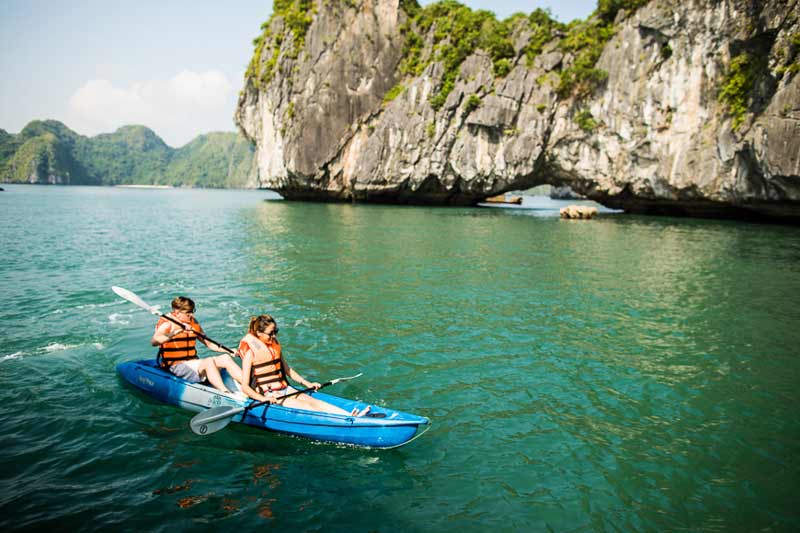 kayak en crucero por la bahia de halong