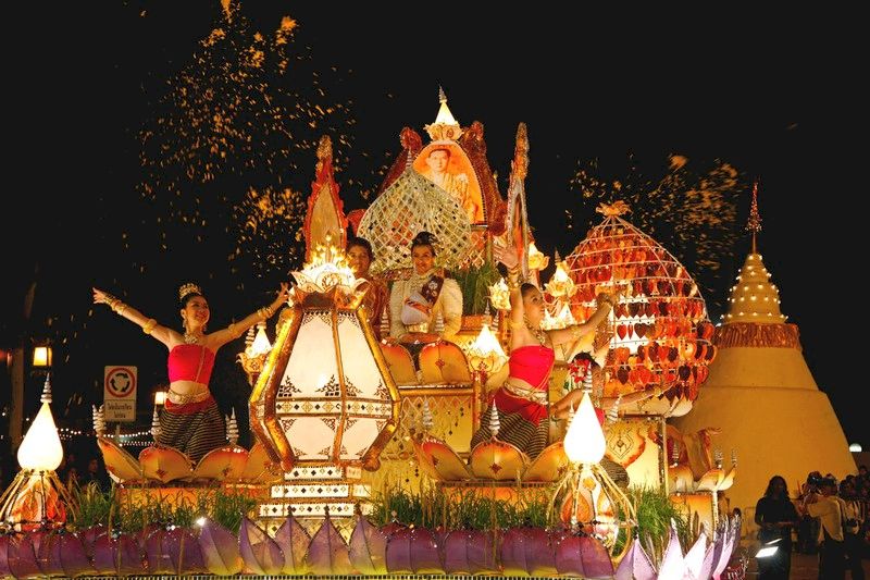 fiestas en tailandia - loy krathong en chiang mai en noviembre
