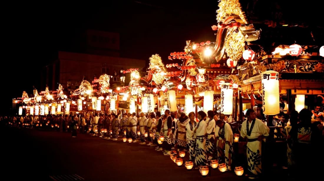 donde viajar en agosto festival en japon