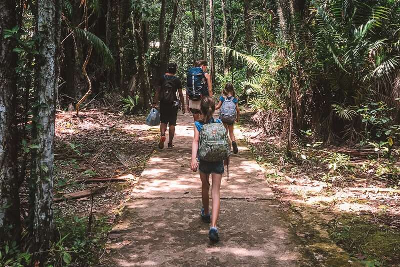 destinos asiaticos baratos - trekking en parque nacional bako