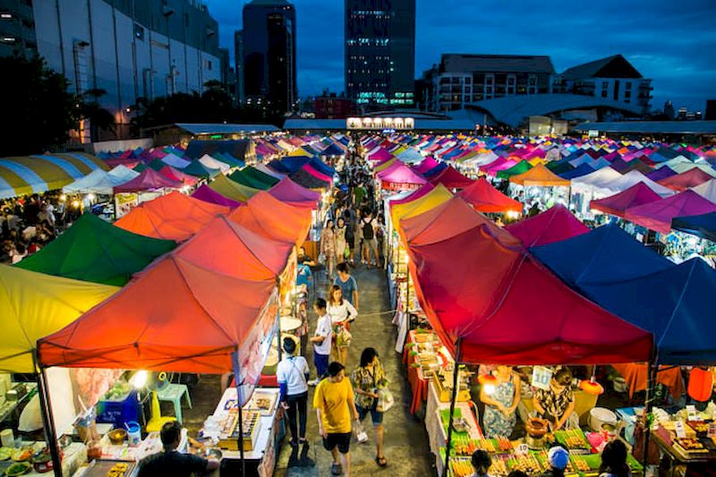 Explora la cocina tailandesa en los mercados nocturnos de Bangkok.