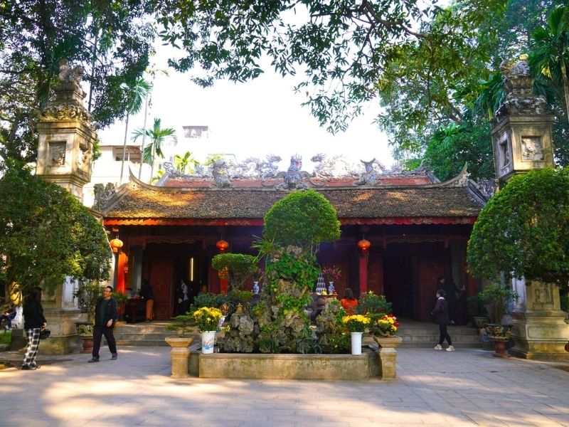 interior del templo de quan thanh - hanoi por la noche