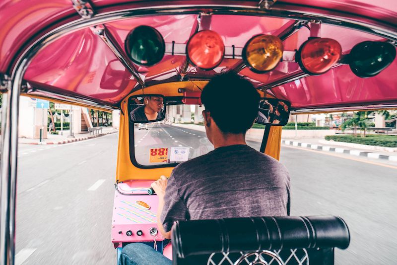 Tomar un tuk tuk en la capital de Bangkok 