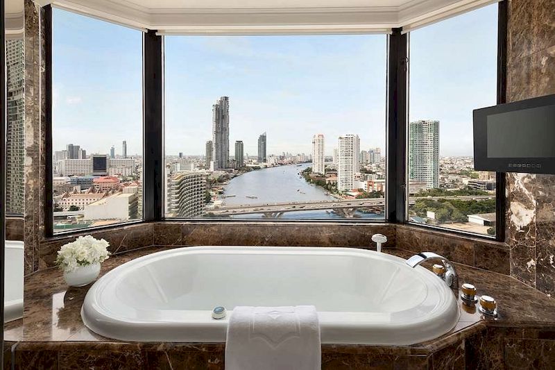 Un hotel con la vista al centro de la capital 
