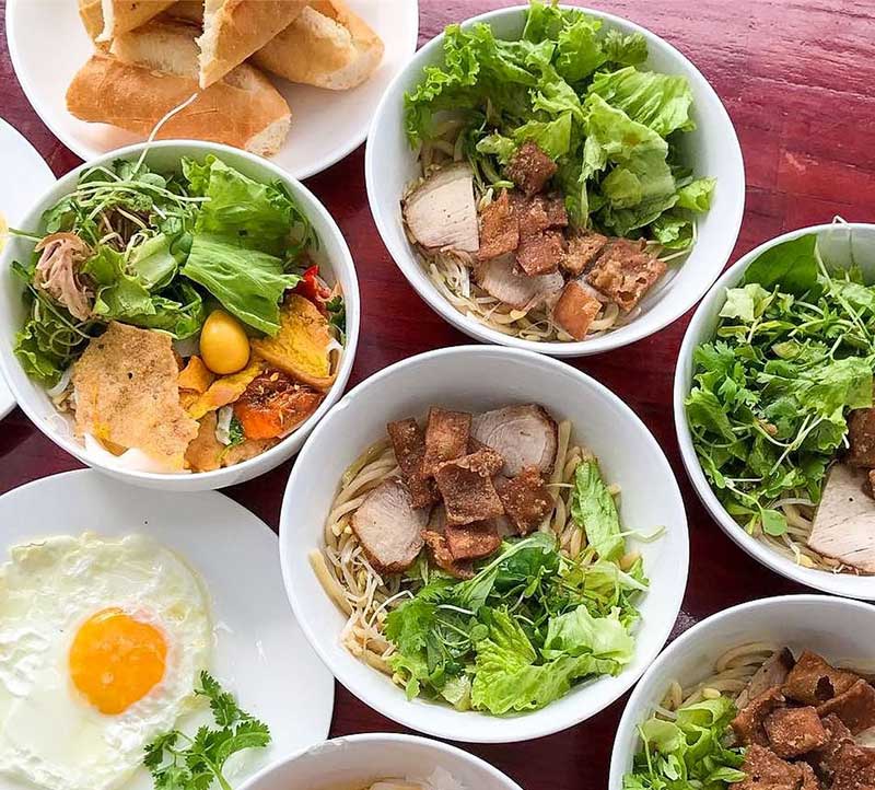 La verdura es esencial en un plato de cao lầu