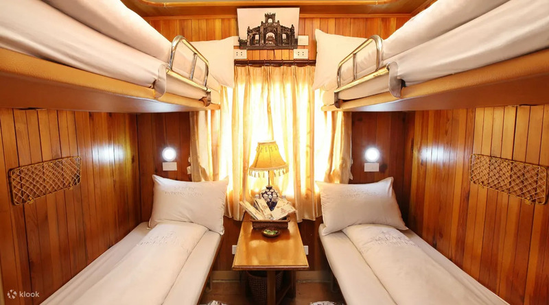 Dentro de una litera privada en el tren nocturno Hanói - Sapa