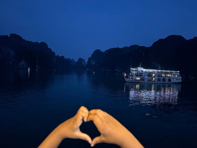 bahia de halong por la noche en vietnam en 2 semanas
