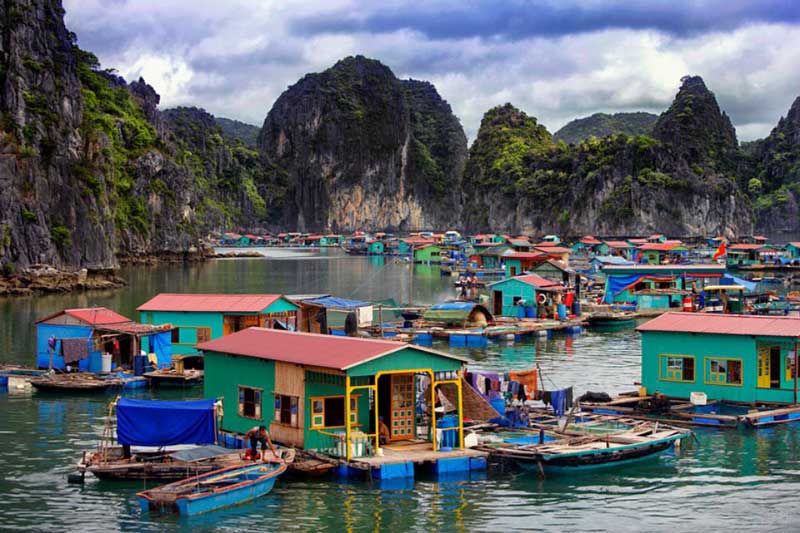 pueblo vung vieng en bahia de bai tu long