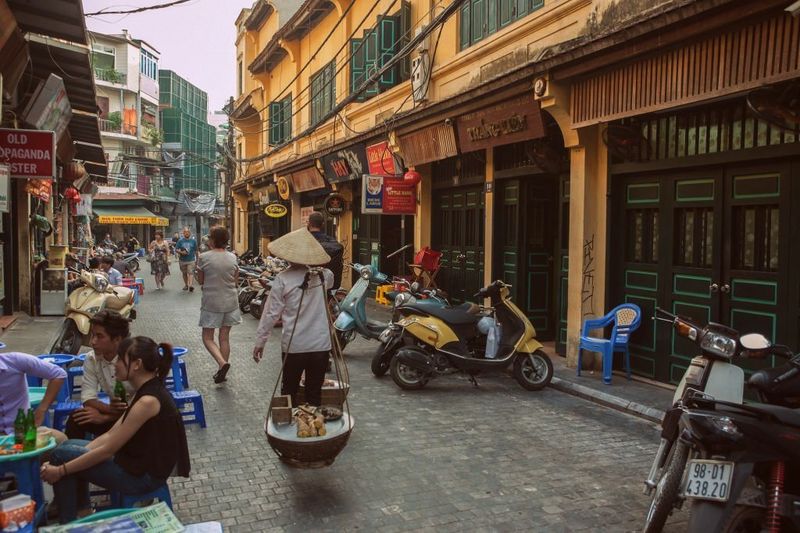 vietnam o laos - visitar barrio antiguo hanoi