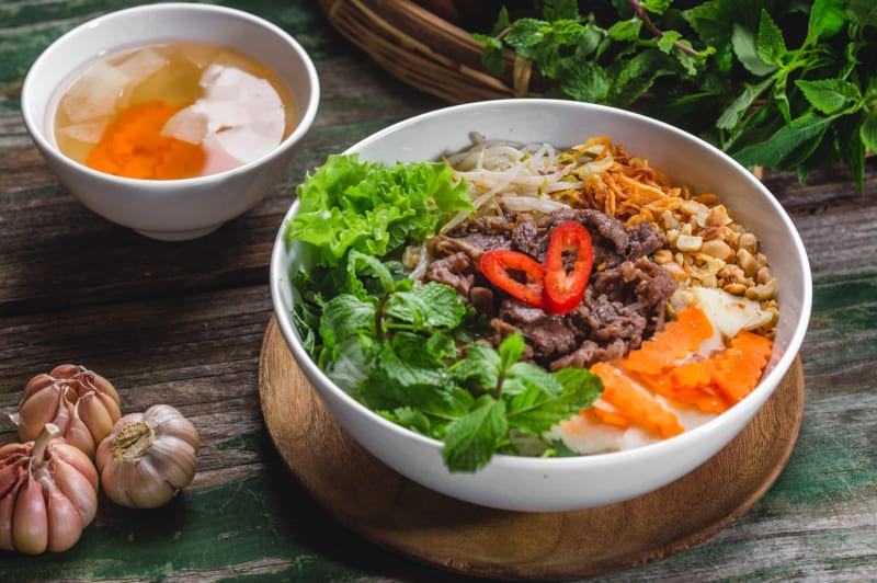 comer sopa bun bo nam bo