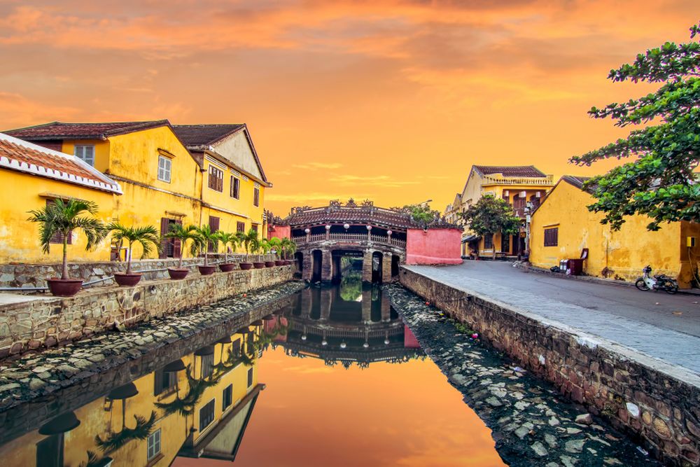puente cubierto en casco antiguo hoi an