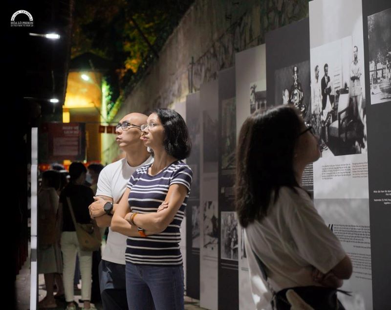 prision hoa lo - hanoi de noche - visitantes