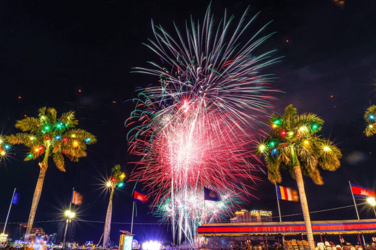 fuergos artificiales en dia de independencia en camboya