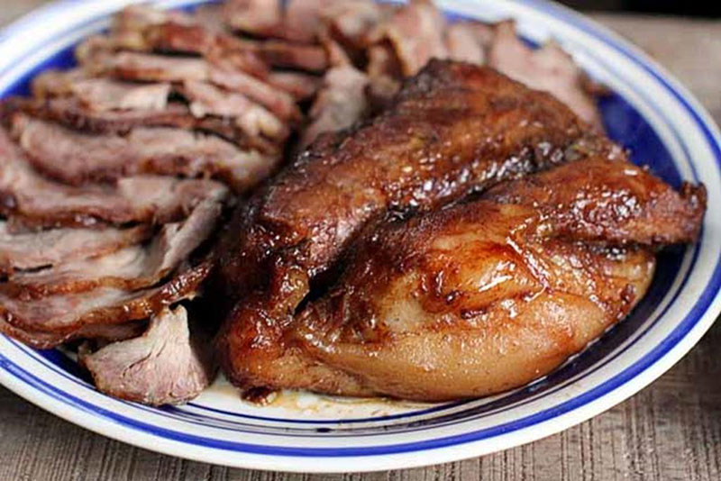 char siu frito y cocinado a fuego lento