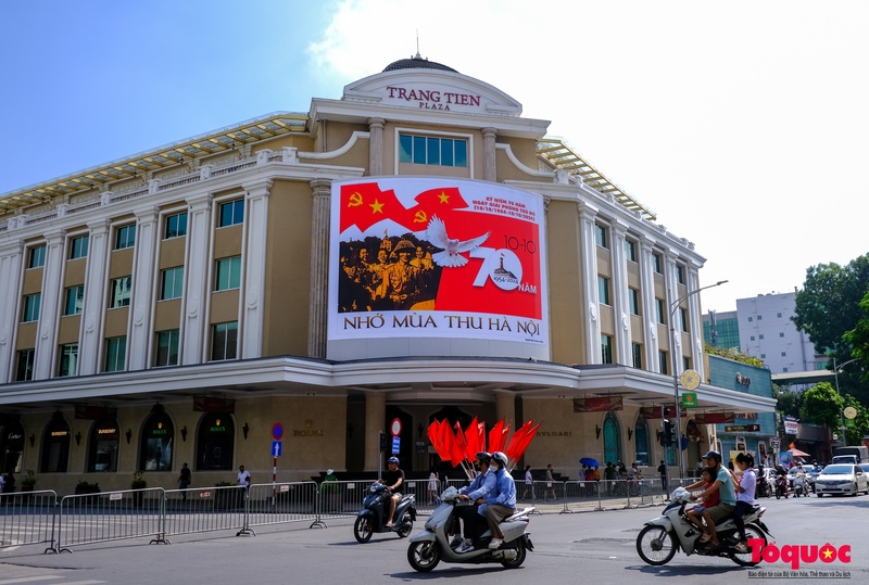 Muchas calles de Hanoi están bellamente decoradas con banderas y llamativos carteles de propaganda