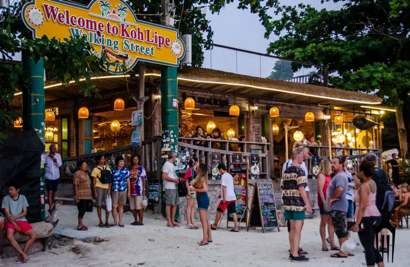 calle peatonal en koh lipe