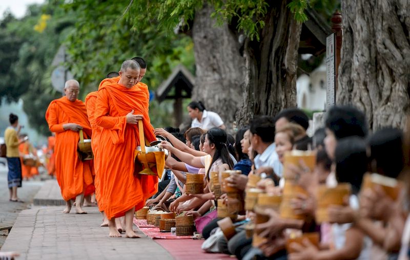 tak bat en calles de luang prabang