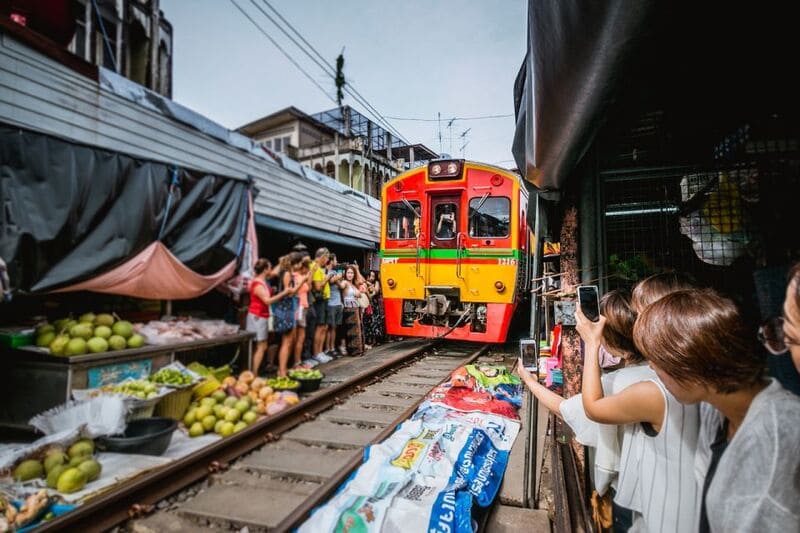 turistas en mercado del tren bangkok