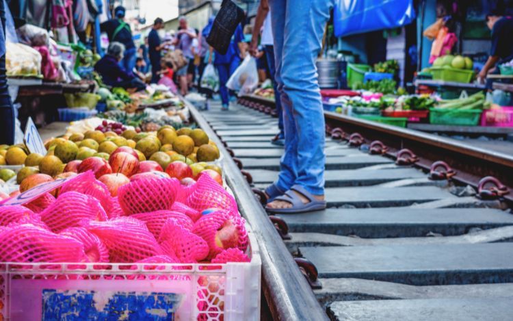 ventas en mercado del tren bangkok