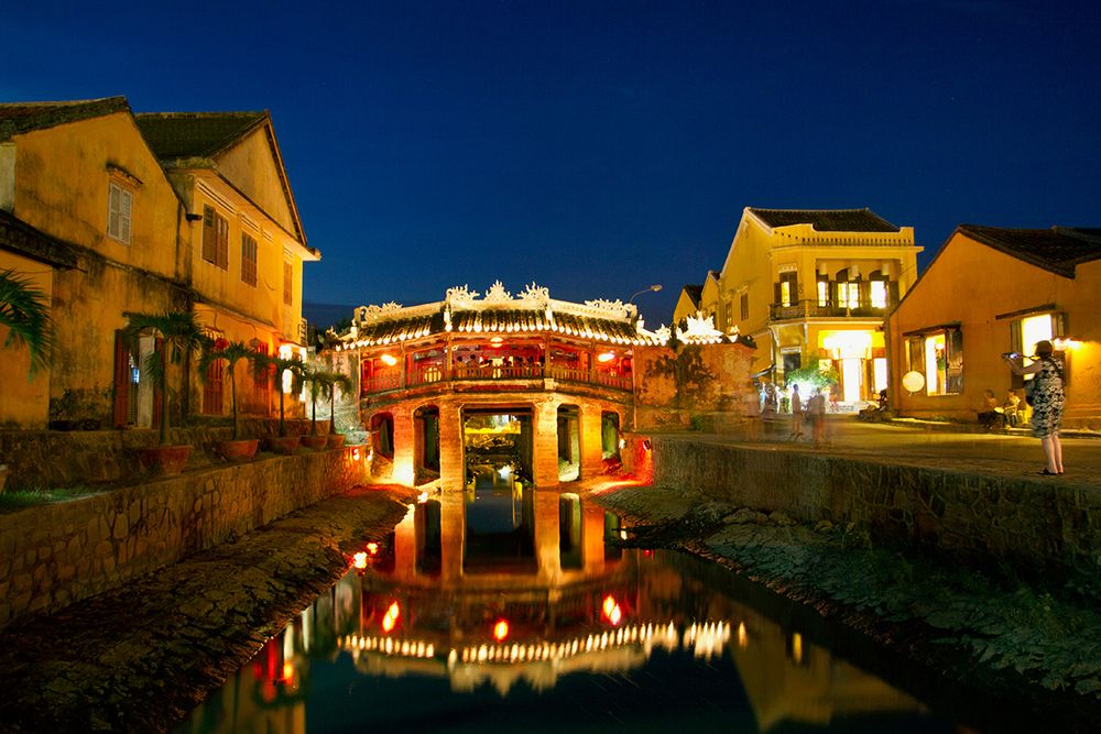 paisaje nocturno en mercado hoi an