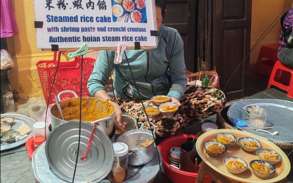 comida callejera en mercado nocturno hoi an