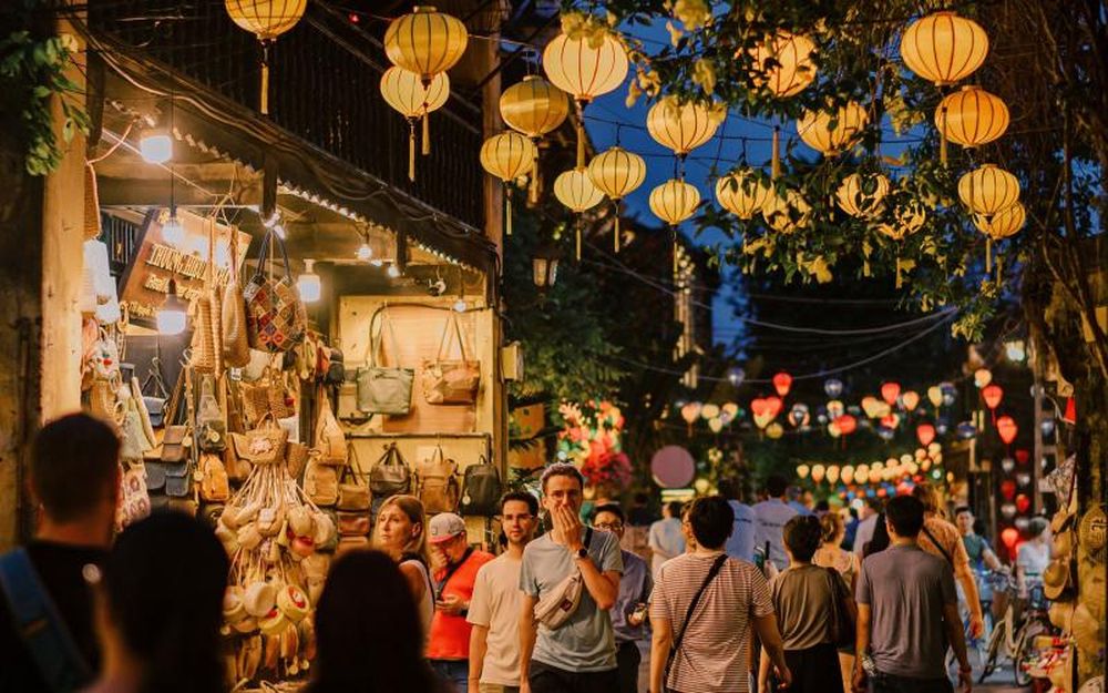 tiendas de recuerdos en mercado nocturno nguyen hoang