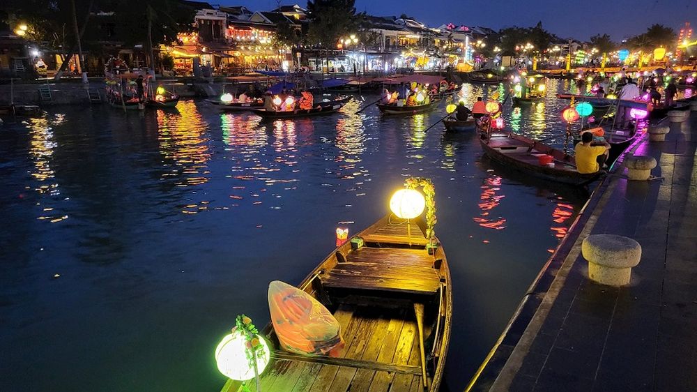 paseo en bote en mercado nocturno hoi an