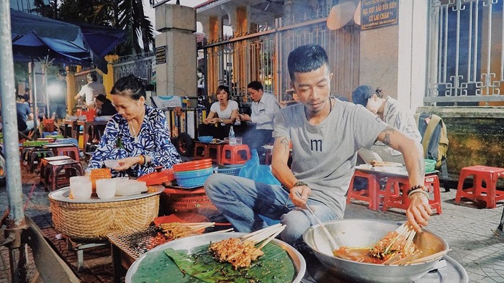 platos callejeros en mercado nocturno hoi an