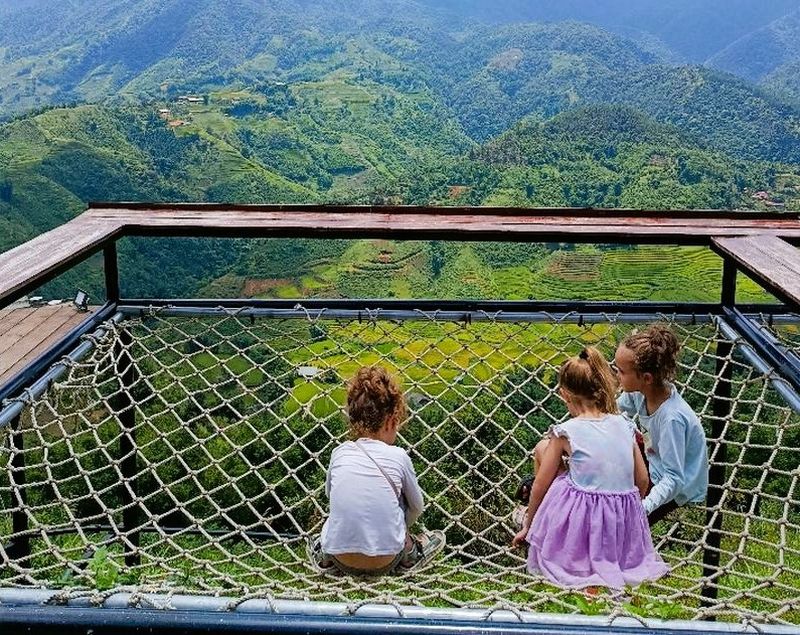 moana sapa - niños jugan