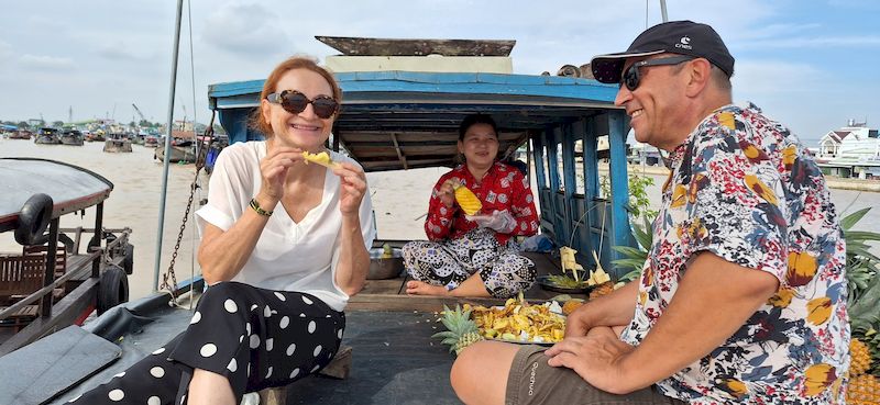 pareja visita mercado flotante cai rang