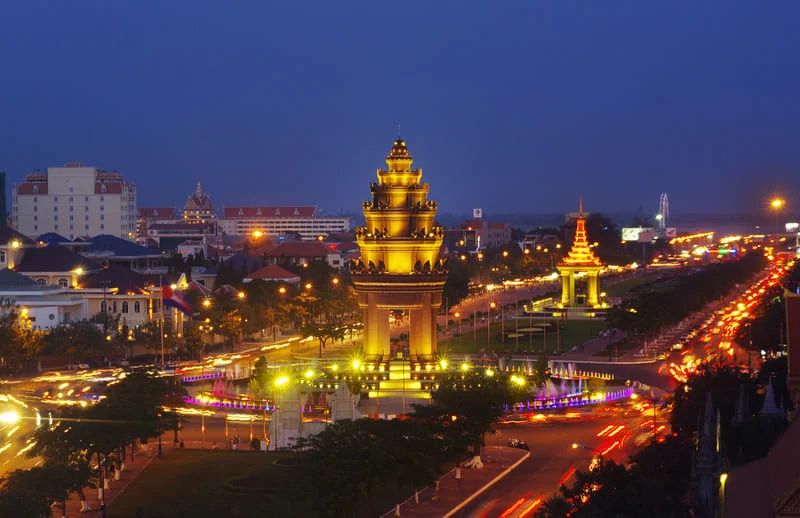 capital phnom penh por la noche