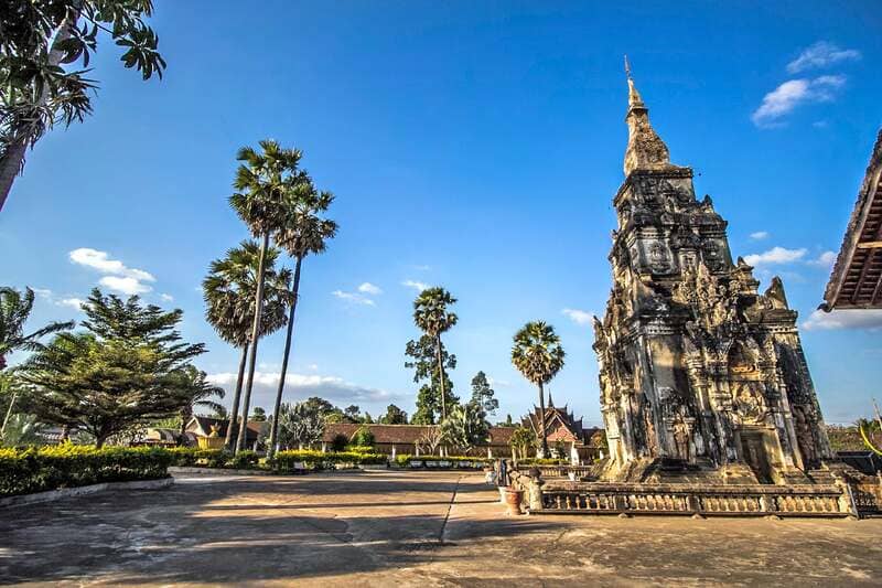 pagoda de inhang en savannakhet
