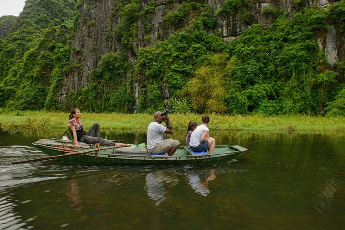 paseo en barca por tam coc - turistas