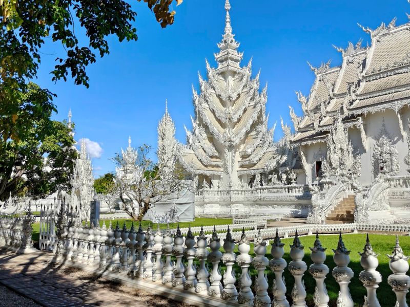 templo blanco chiang rai - entrada