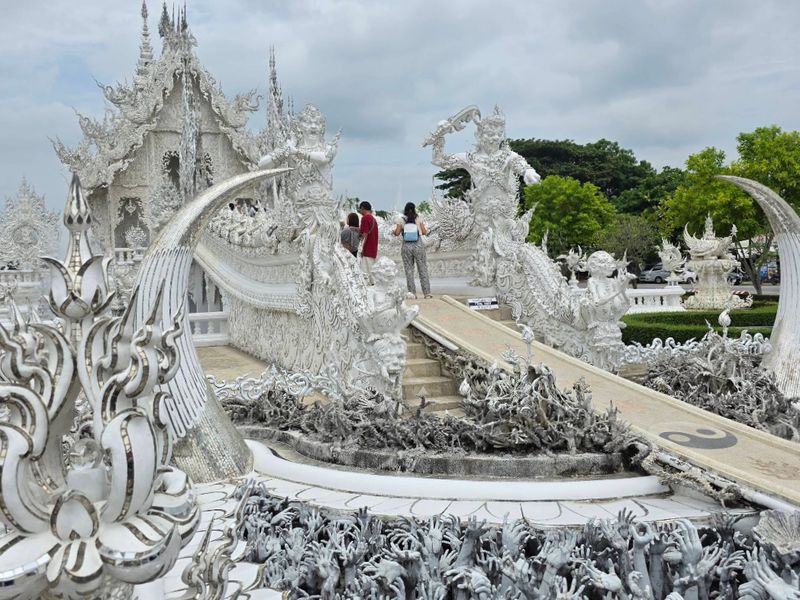 templo blanco chiang rai - entrada