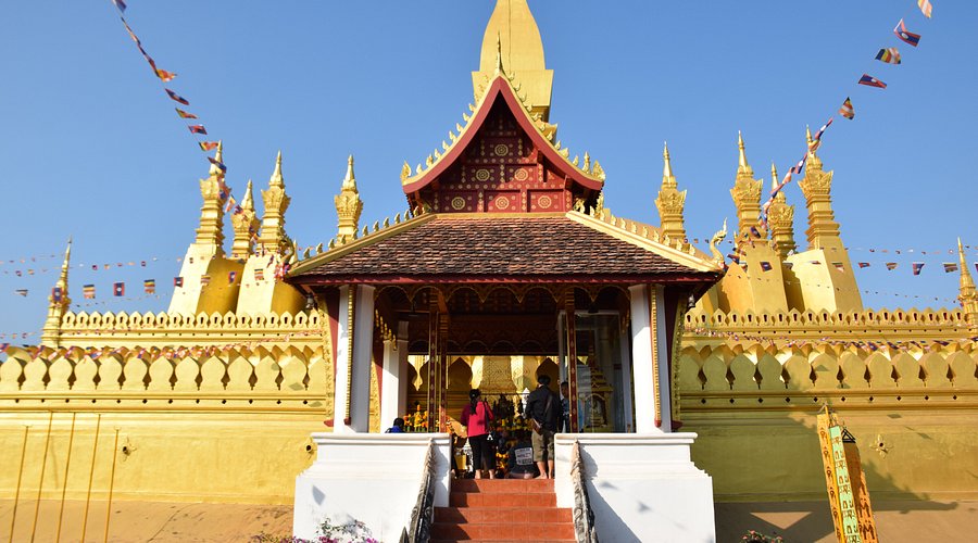 Entrada del templo That Luang en vientiane