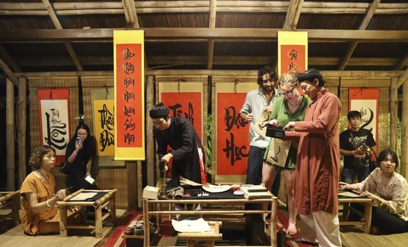hanoi de noche - templo de literatura por la noche - lecciones de caligrafia