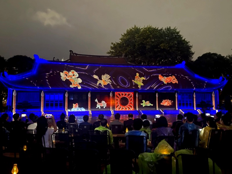 hanoi de noche - templo de literatura por la noche - espectaculo