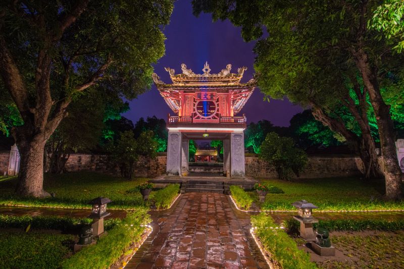 hanoi de noche - templo de literatura por la noche