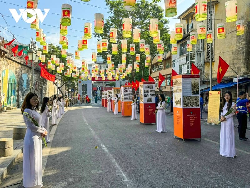 La exposición "Recuerdos de Hanoi - 70 años" se lleva a cabo en la calle Mural Phung Hung (distrito de Hoan Kiem, Hanoi)