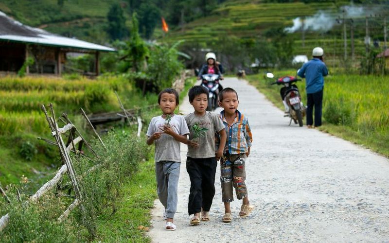 valle muong hoa - niños locales