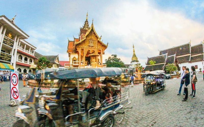 wat arun - tuk tuk
