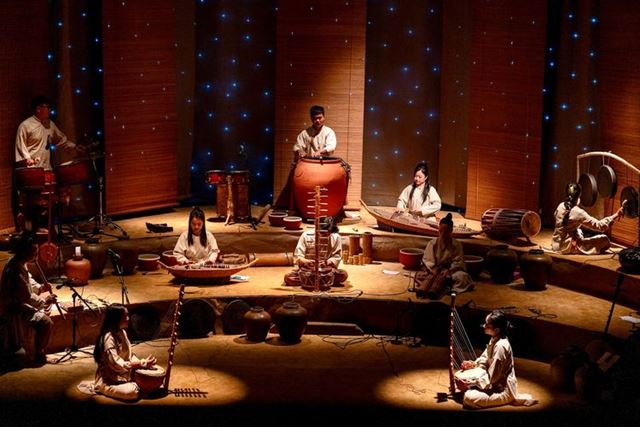 GOm Show es un espectáculo artístico único que combina cerámica, música, luz y narración