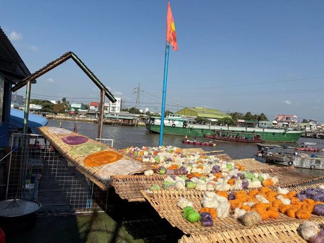 Fabricación de los fideos hu tieu al lado del río en el Delta del Mekong